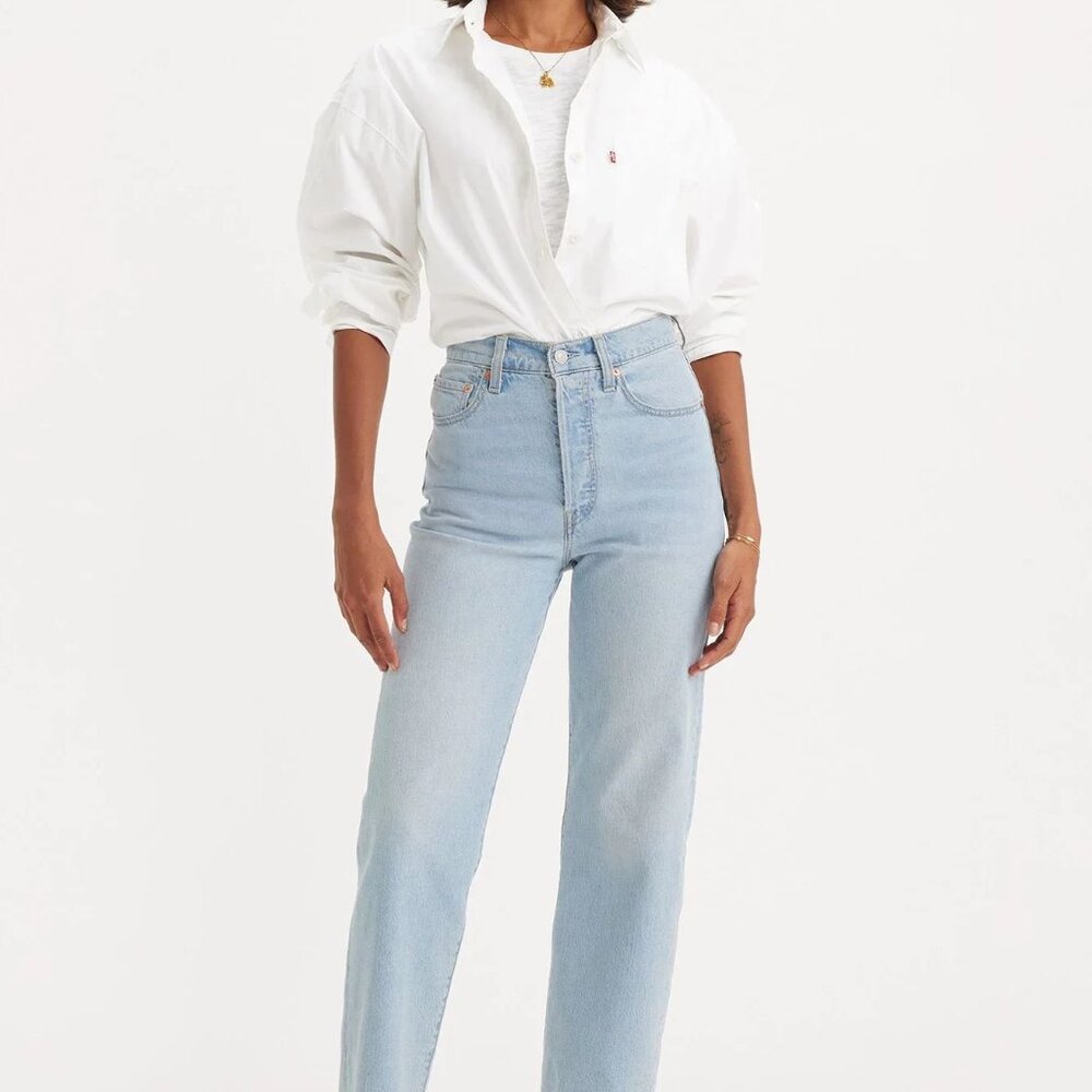 Levi's Ribcage Straight jeans in light denim